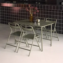 Conjunto de jardim com mesa bistrô de 120cm em aço com 4 cadeiras dobráveis