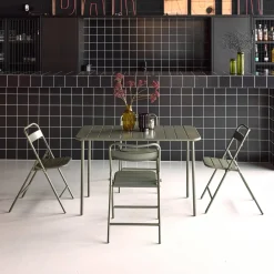 Conjunto de jardim com mesa bistrô de 120cm em aço com 4 cadeiras dobráveis