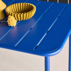 Conjunto de jardim com mesa bistrô de 120cm em aço com 4 cadeiras