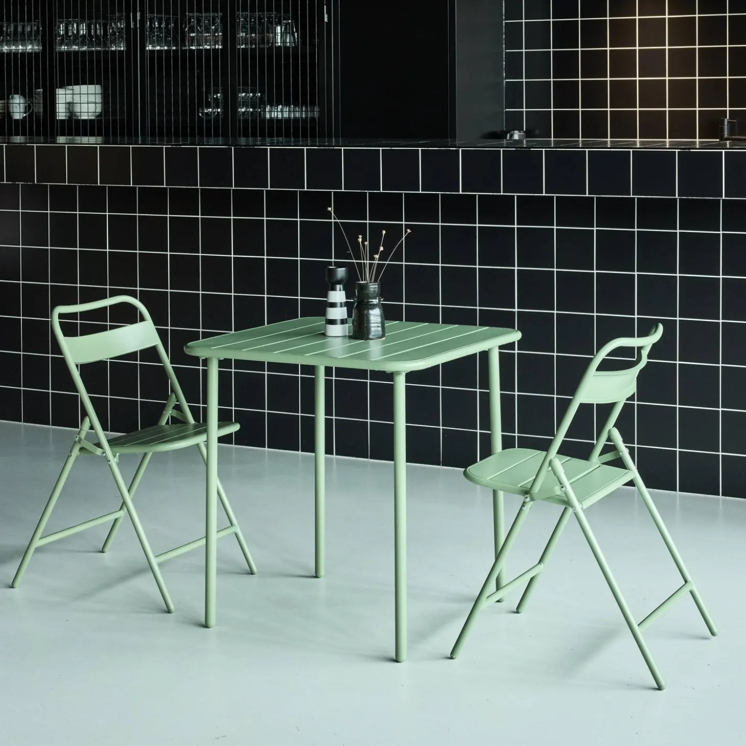 Conjunto de jardim com mesa bistrô de 70cm em aço com 2 cadeiras dobráveis