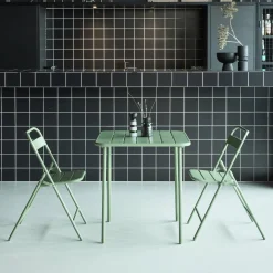 Conjunto de jardim com mesa bistrô de 70cm em aço com 2 cadeiras dobráveis
