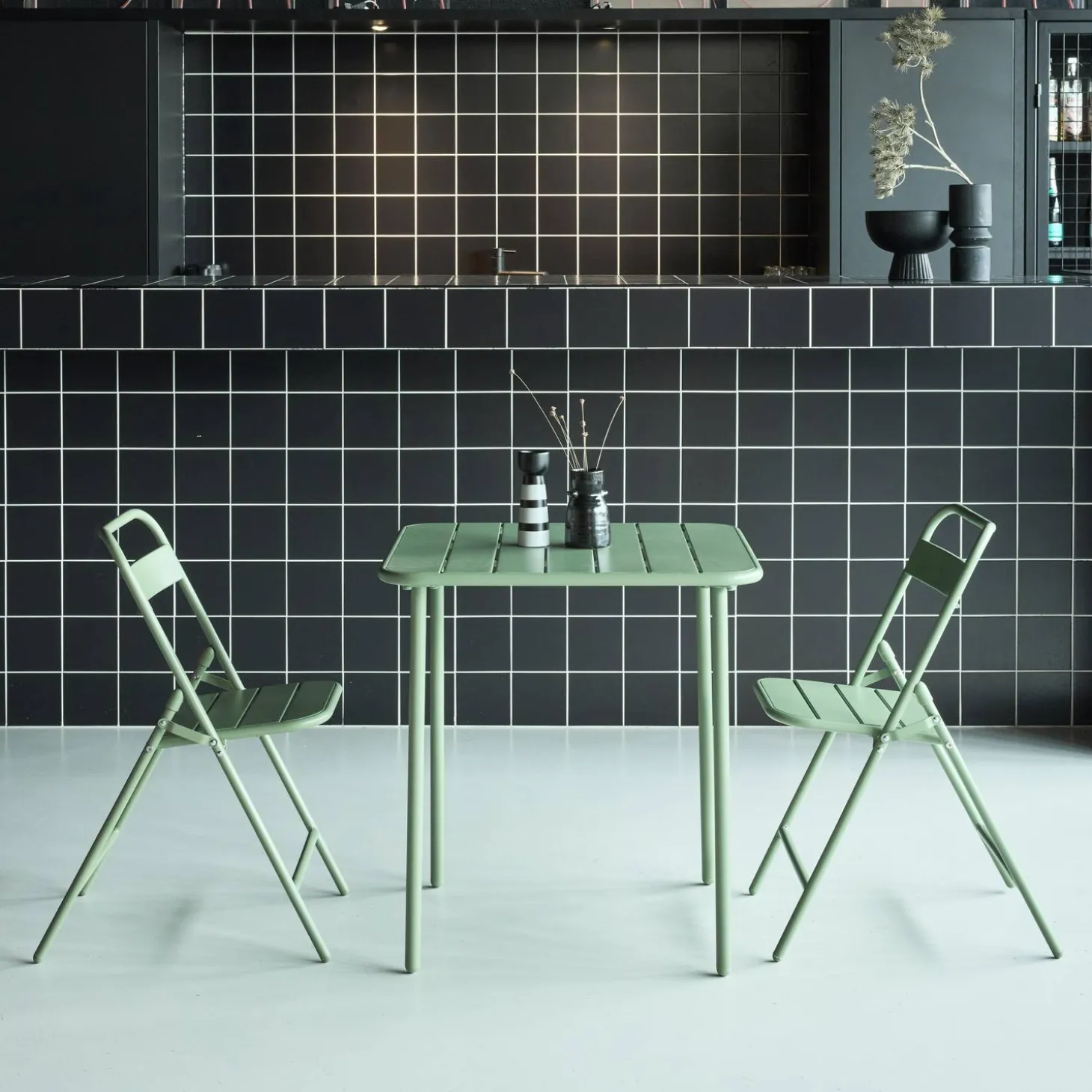 Conjunto de jardim com mesa bistrô de 70cm em aço com 2 cadeiras dobráveis