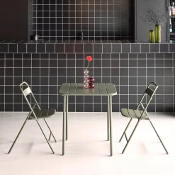 Conjunto de jardim com mesa bistrô de 70cm em aço com 2 cadeiras dobráveis
