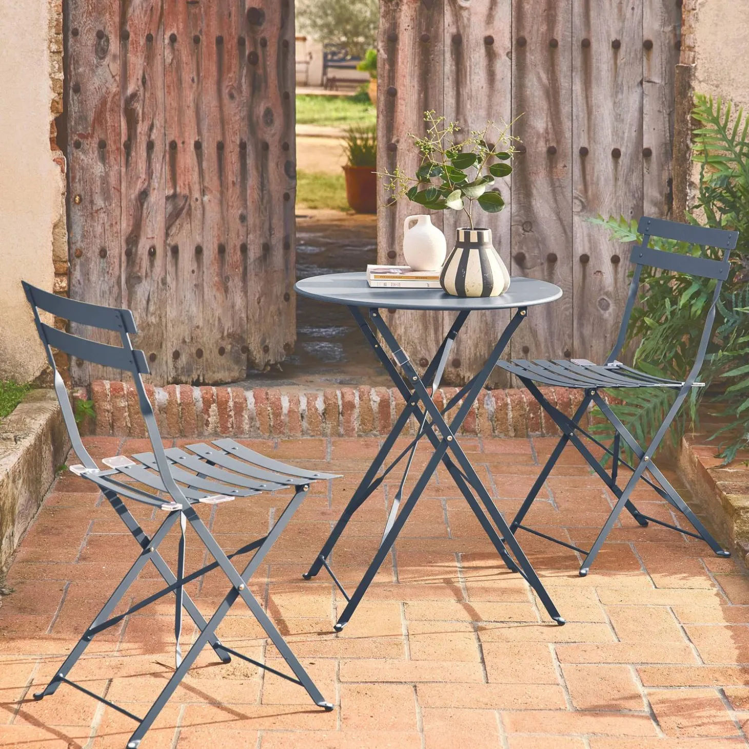 Conjunto de jardim com mesa bistrô dobrável em aço com 2 cadeiras, ø60cm