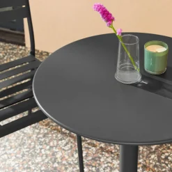 Conjunto de jardim com mesa bistrô redonda de aço com 2 cadeiras