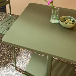 Conjunto de jardim com mesa bistrô quadrada de aço com 2 cadeiras