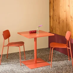 Conjunto de jardim com mesa bistrô quadrada de aço com 2 cadeiras