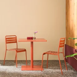 Conjunto de jardim com mesa bistrô quadrada de aço com 2 cadeiras