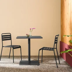 Conjunto de jardim com mesa bistrô quadrada de aço com 2 cadeiras