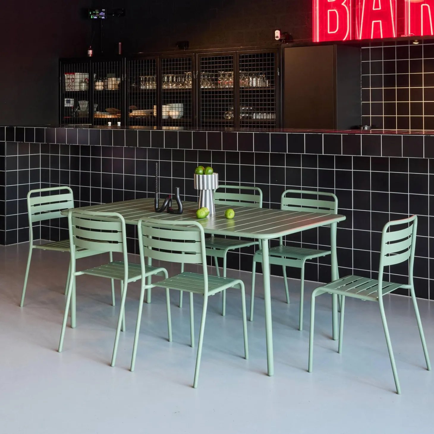 Conjunto de jardim com mesa bistrô de 160cm em aço com 6 cadeiras