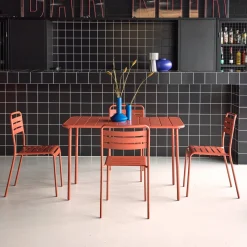 Conjunto de jardim com mesa bistrô de 120cm em aço com 4 cadeiras