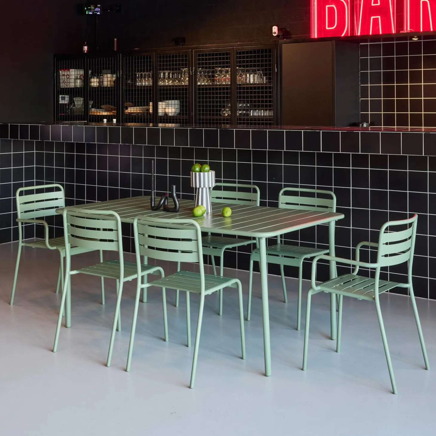 Conjunto de jardim com mesa bistrô de 160cm em aço com 2 poltronas e 4 cadeiras