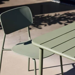 Conjunto de jardim com mesa de metal com 2 cadeiras