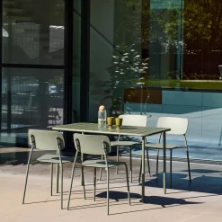 Conjunto de jardim com mesa de metal com 4 cadeiras