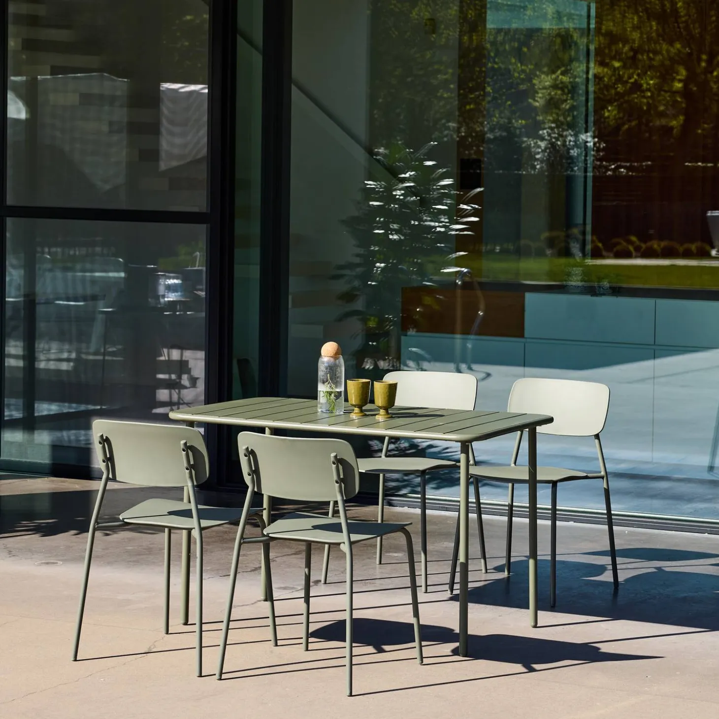 Conjunto de jardim com mesa de metal com 4 cadeiras