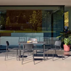 Conjunto de jardim com mesa de metal com 4 cadeiras