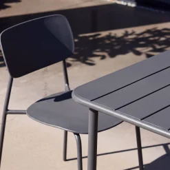 Conjunto de jardim com mesa de metal com 4 cadeiras