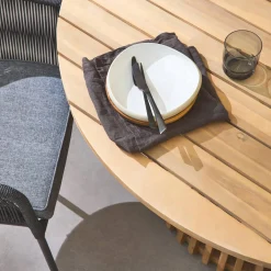 Conjunto de jardim com mesa de jantar redonda em madeira para interior/exterior com 4 cadeiras