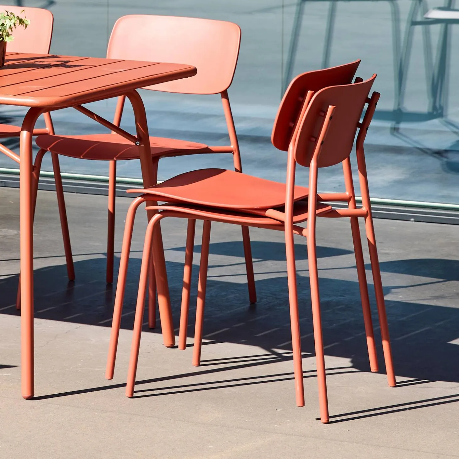 Conjunto de jardim com mesa de metal com 4 cadeiras