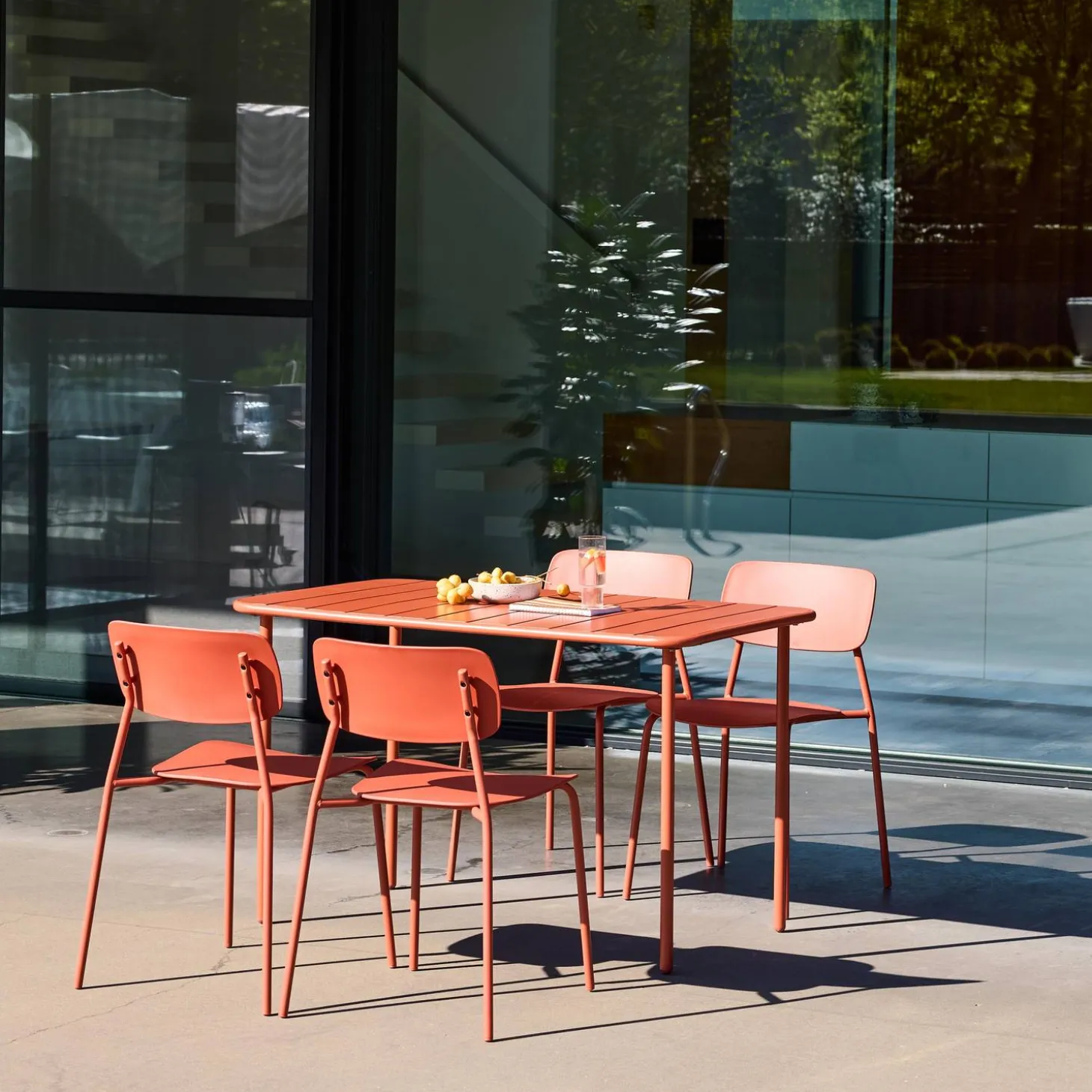 Conjunto de jardim com mesa de metal com 4 cadeiras
