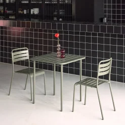 Conjunto de jardim com mesa em metal com 2 cadeiras