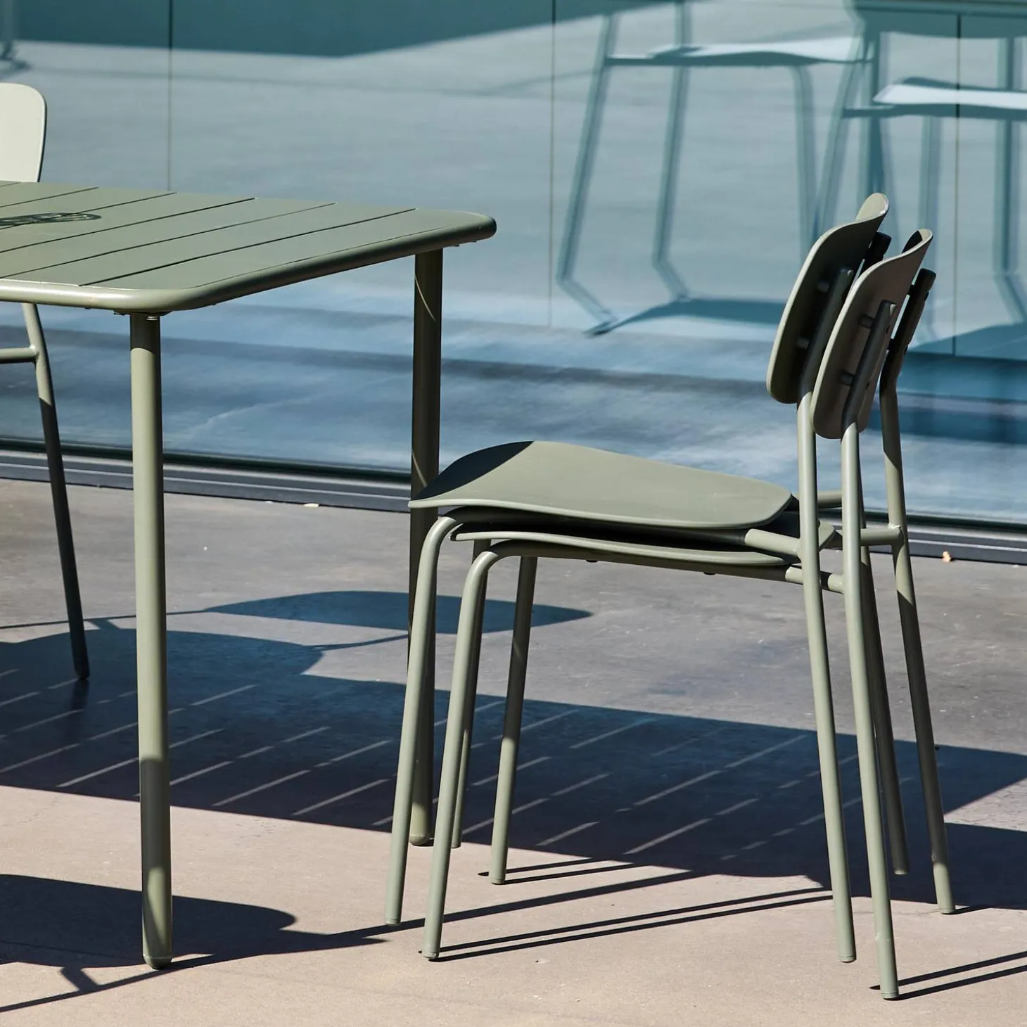 Conjunto de jardim com mesa em metal com 6 cadeiras