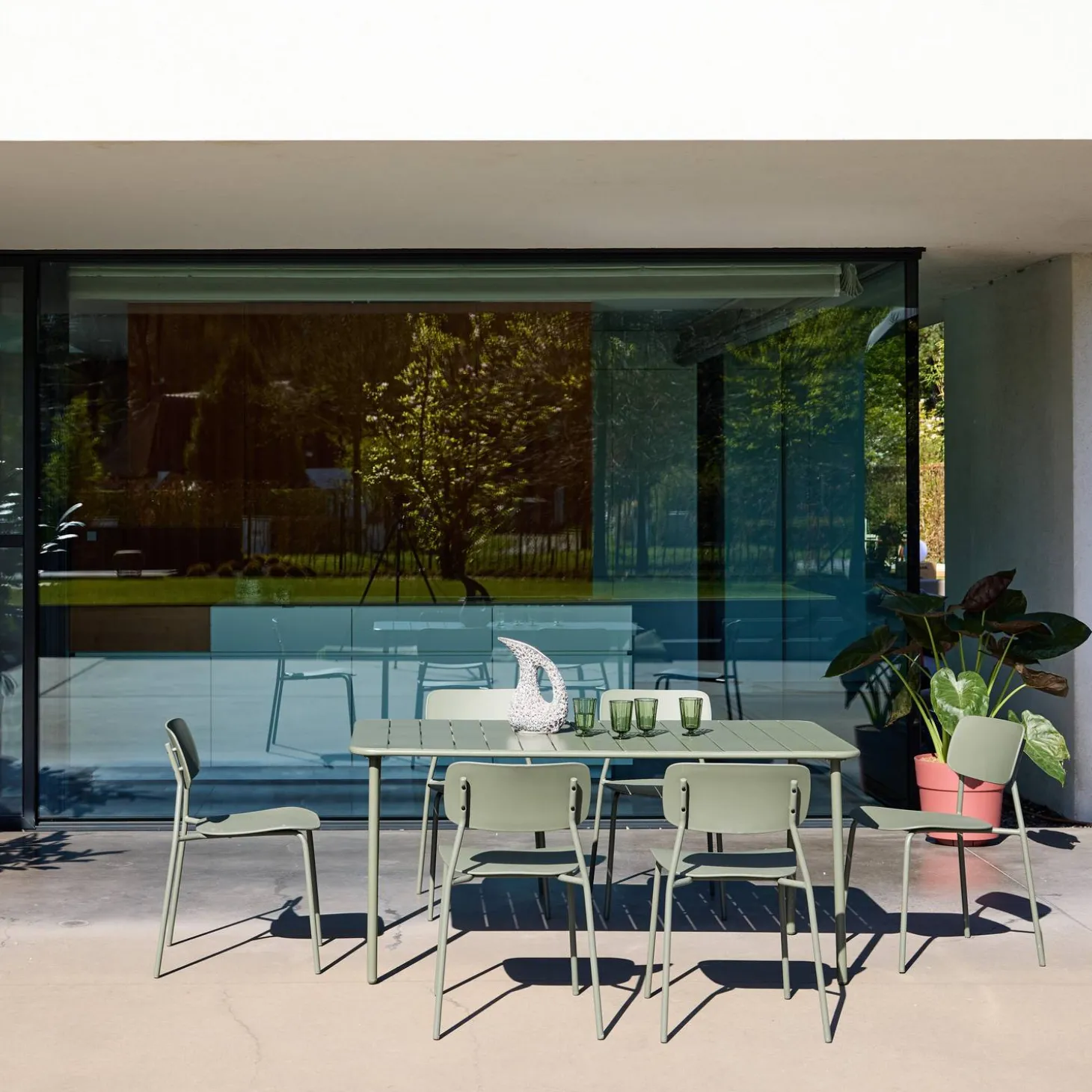 Conjunto de jardim com mesa em metal com 6 cadeiras