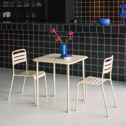 Conjunto de jardim com mesa em metal com 2 cadeiras