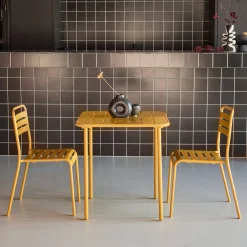 Conjunto de jardim com mesa em metal com 2 cadeiras