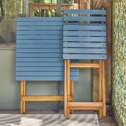 Conjunto de jardim com mesa em madeira de acácia com 2 cadeiras dobráveis