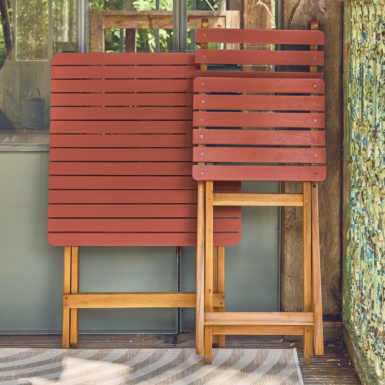 Conjunto de jardim com mesa em madeira de acácia com 2 cadeiras dobráveis