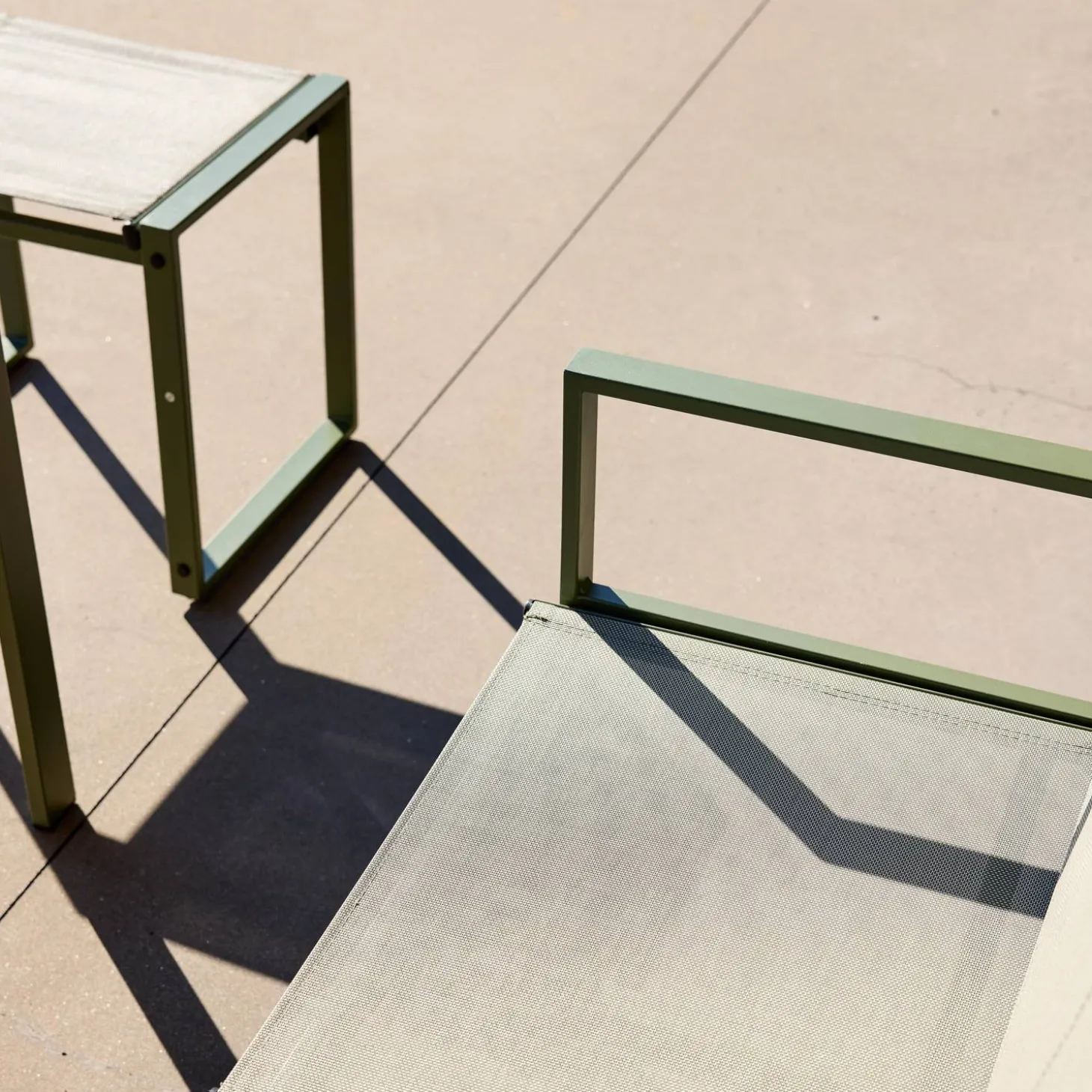 Conjunto de jardim com mesa em aço e textilene com 4 cadeiras