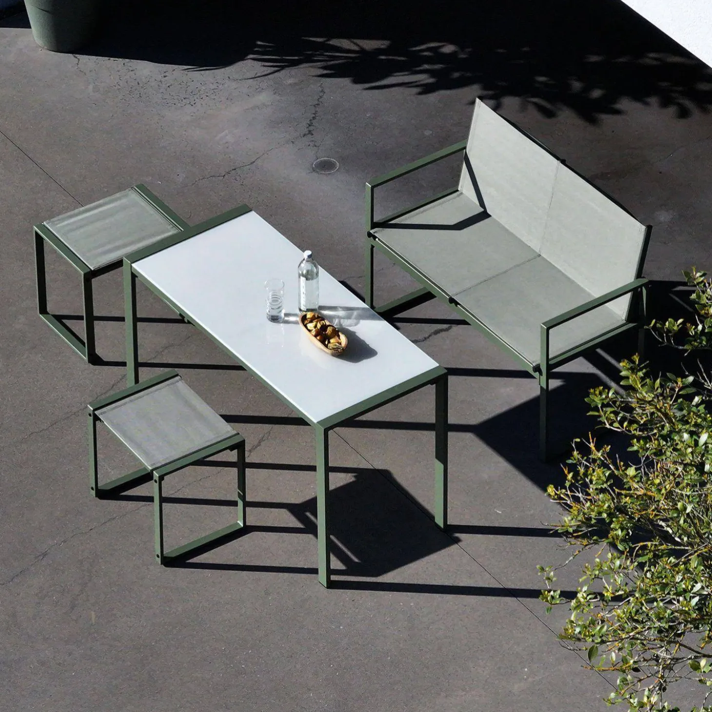 Conjunto de jardim com mesa em aço e textilene com 4 cadeiras