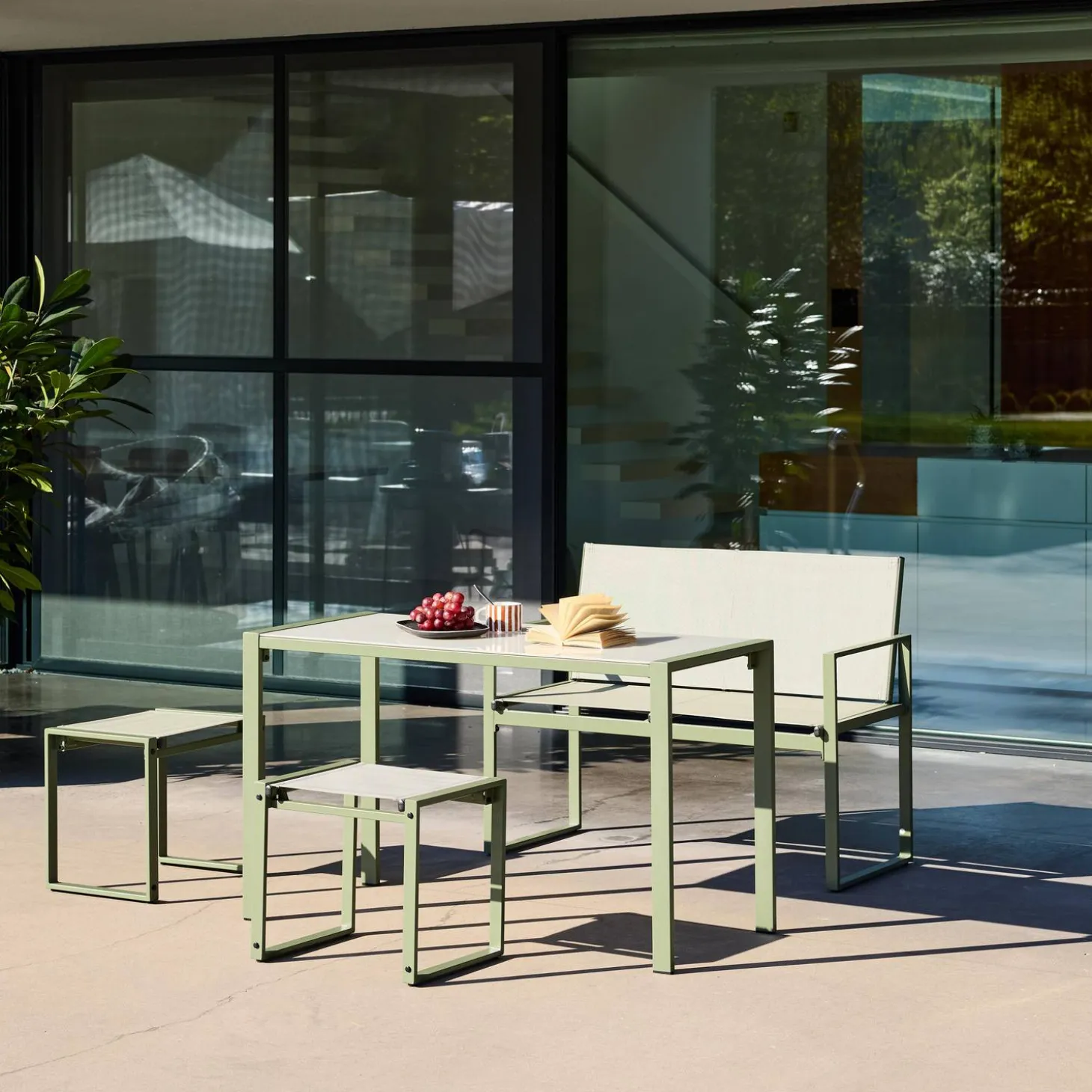 Conjunto de jardim com mesa em aço e textilene com 4 cadeiras