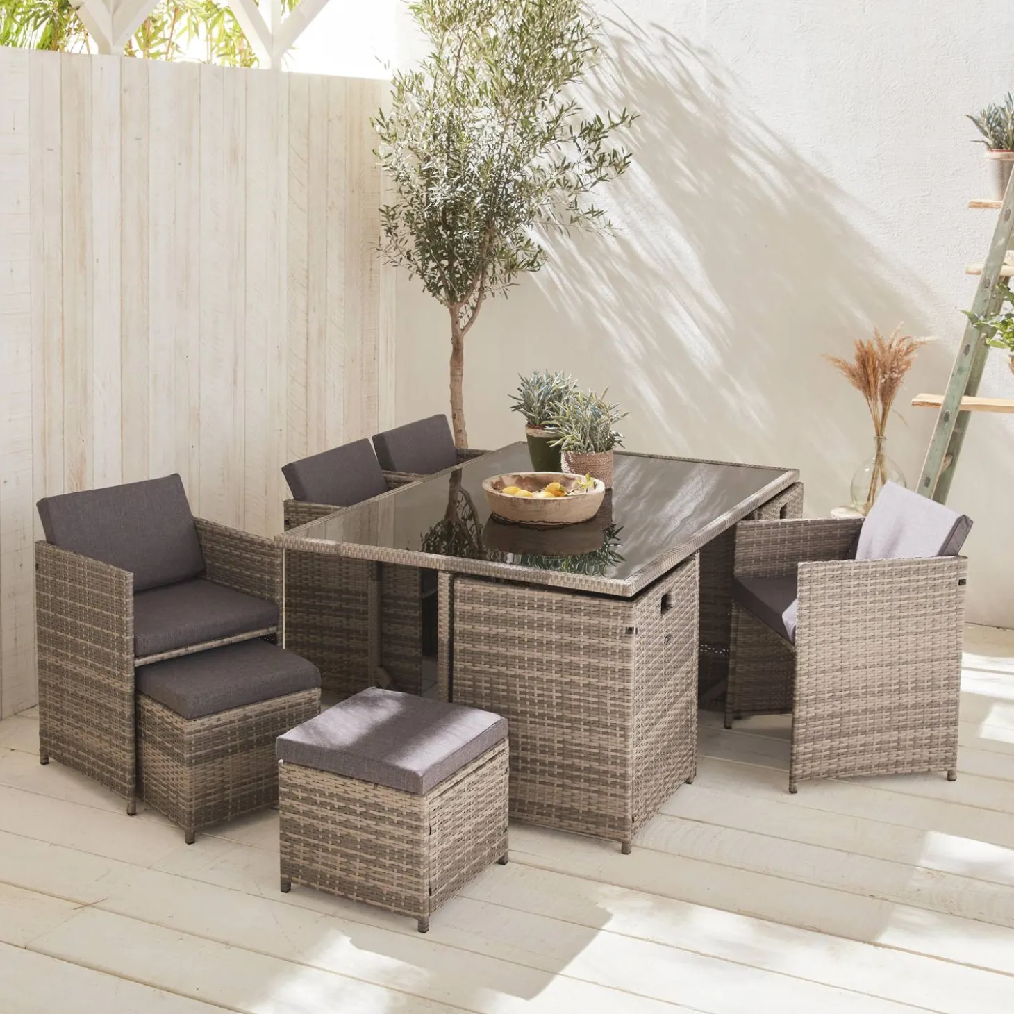 Conjunto de jardim com mesa em resina com 10 cadeiras e capa de proteção
