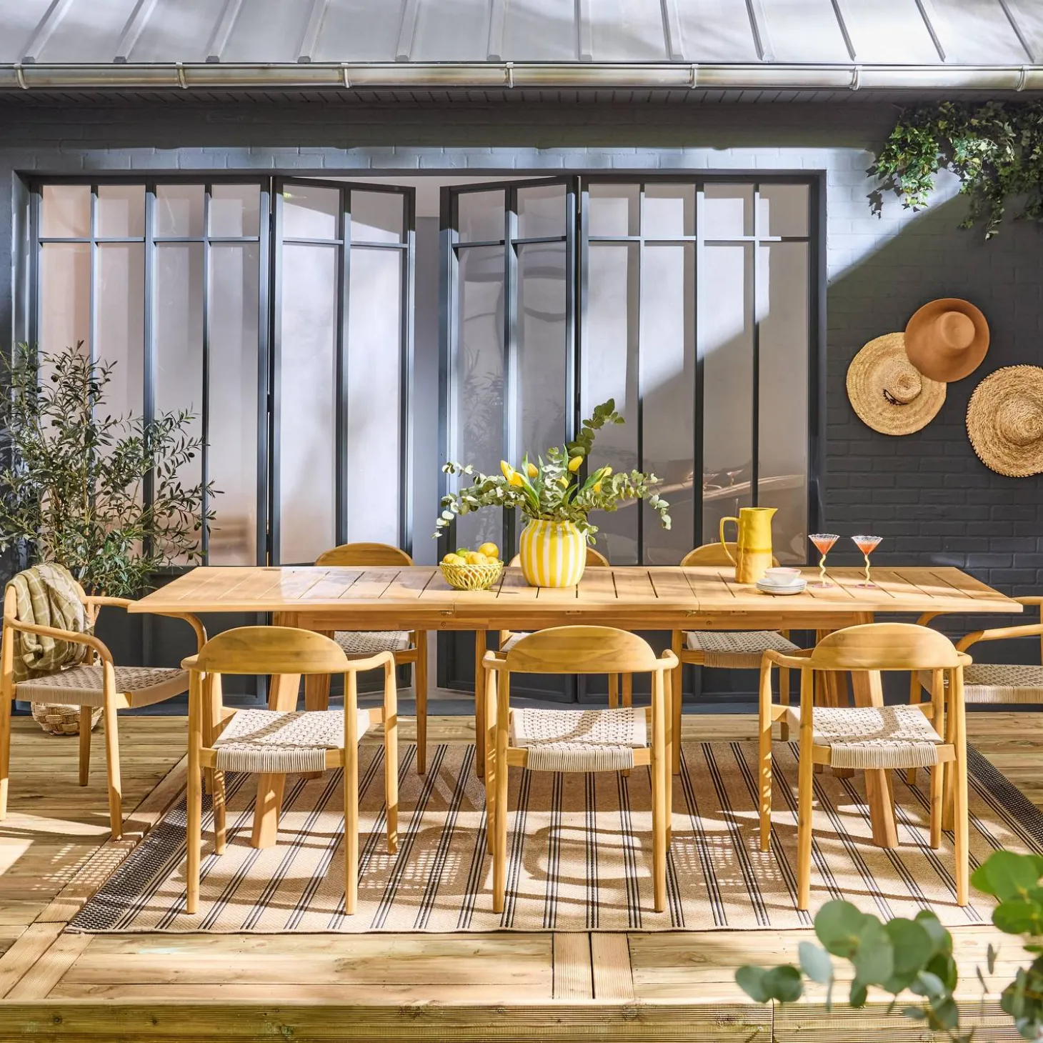 Conjunto de jardim com mesa em madeira de acácia com 8 cadeiras