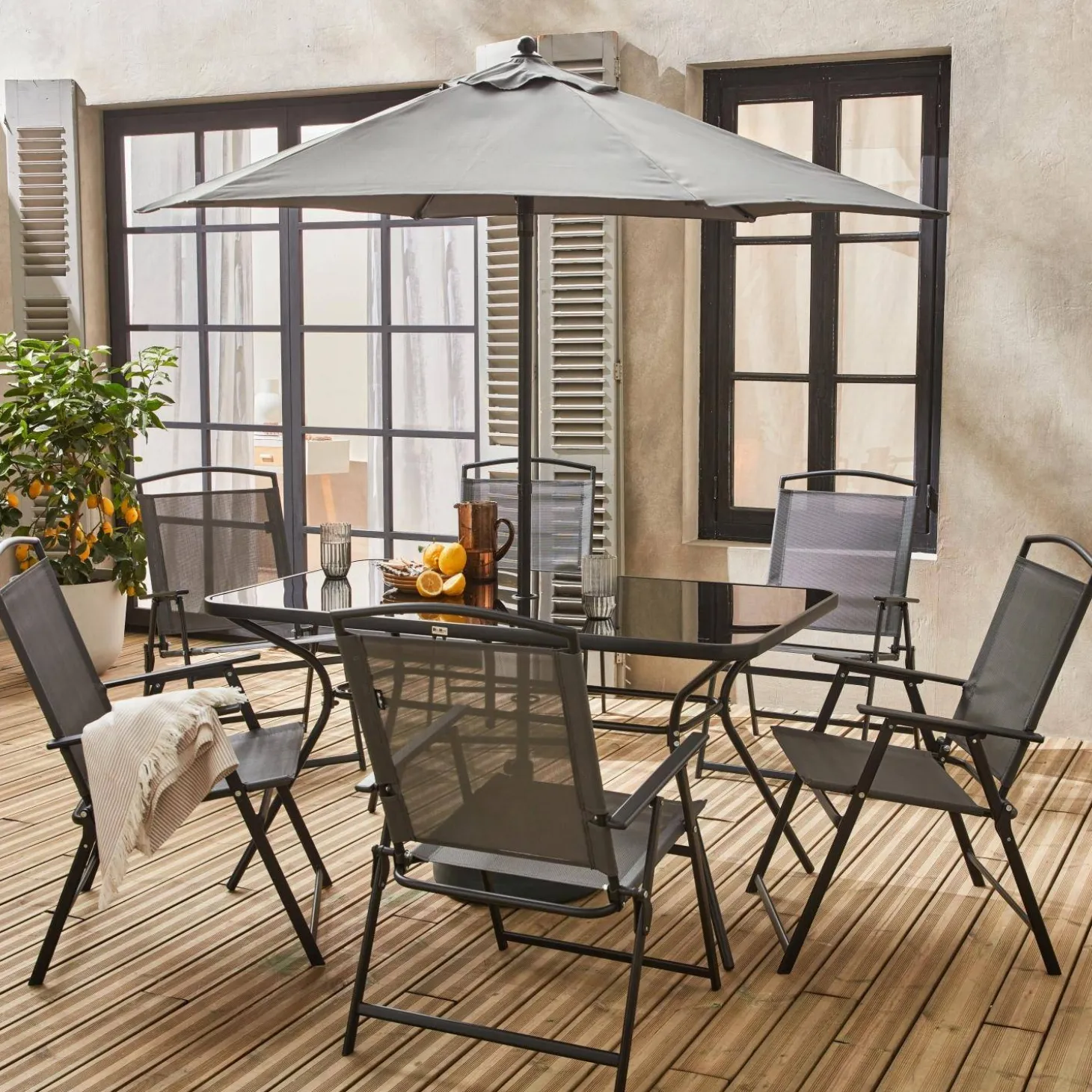 Conjunto de jardim com mesa em aço com 6 cadeiras e 1 guarda-sol