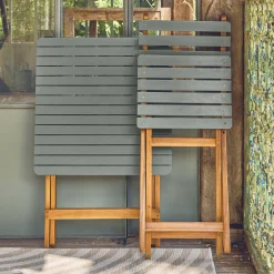 Conjunto de jardim com mesa em madeira de acácia com 2 cadeiras dobráveis