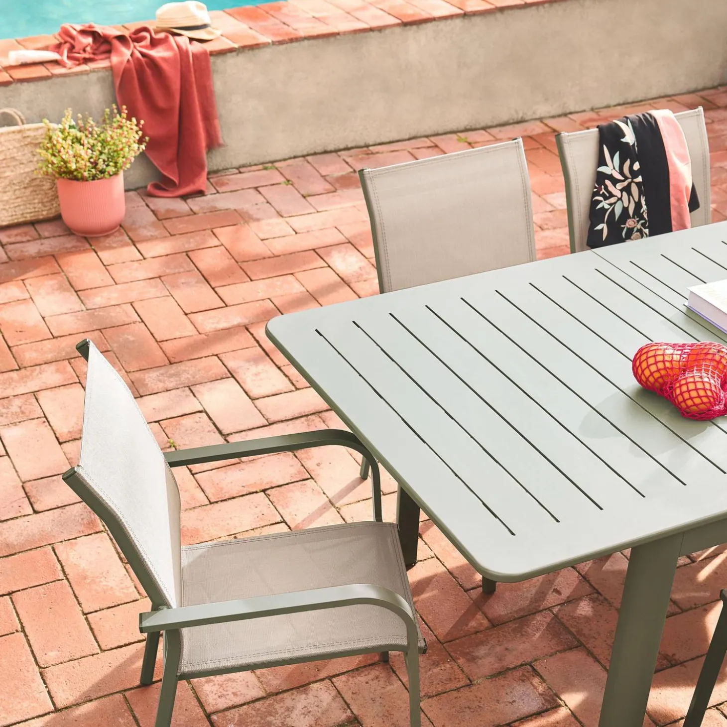 Conjunto de jardim com mesa extensível de alumínio com 6 cadeiras e 2 poltronas