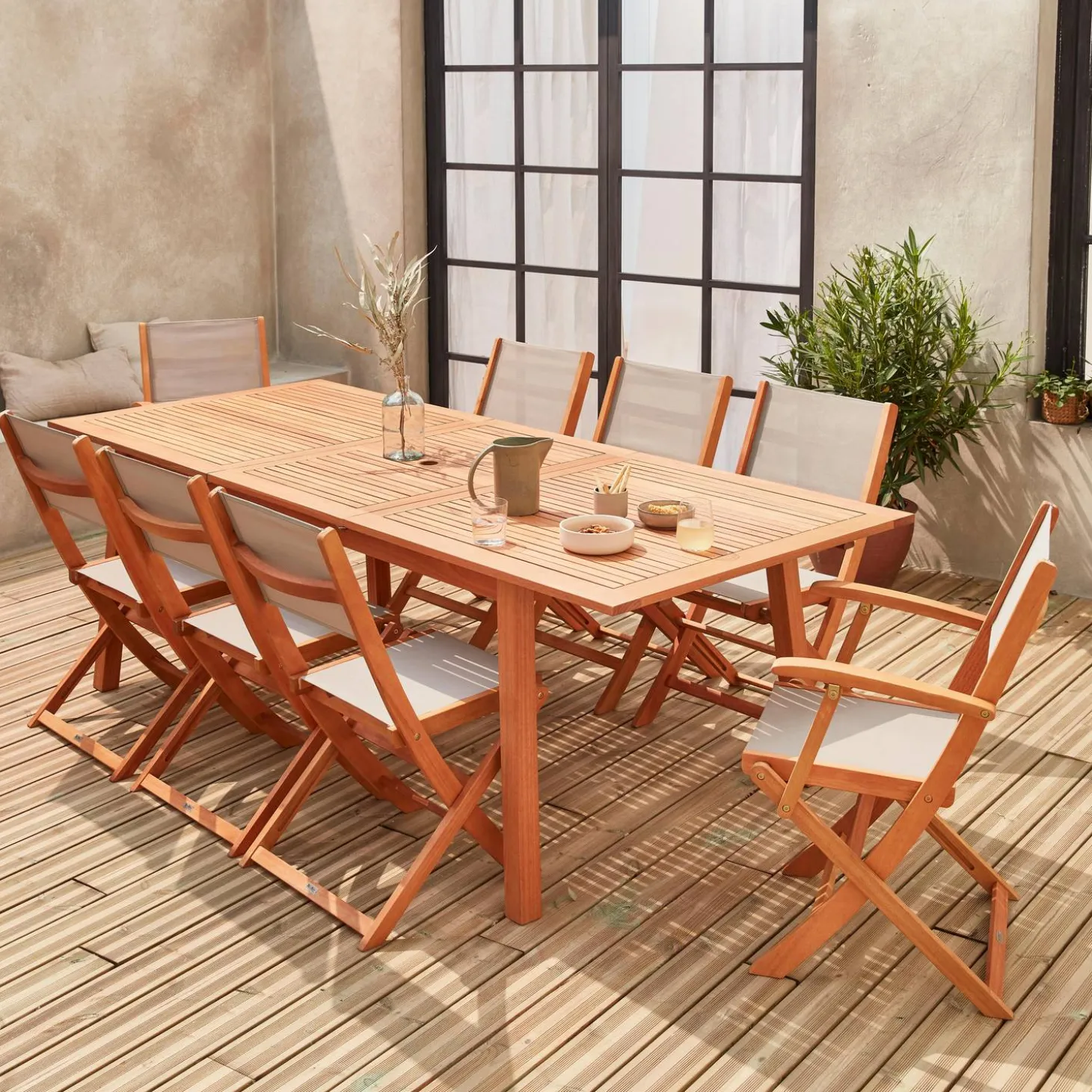 Conjunto de jardim com mesa extensível em madeira com 8 cadeiras