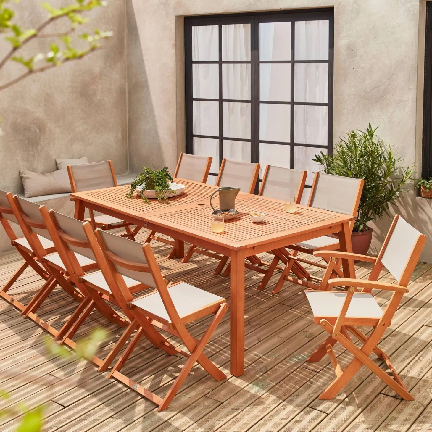 Conjunto de jardim com mesa extensível em madeira com 10 cadeiras