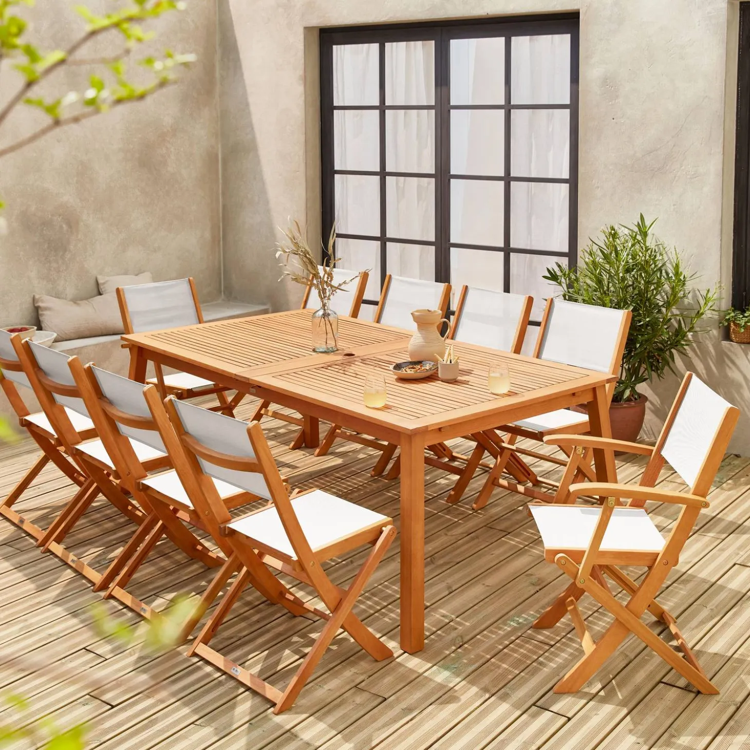 Conjunto de jardim com mesa extensível em madeira com 10 cadeiras