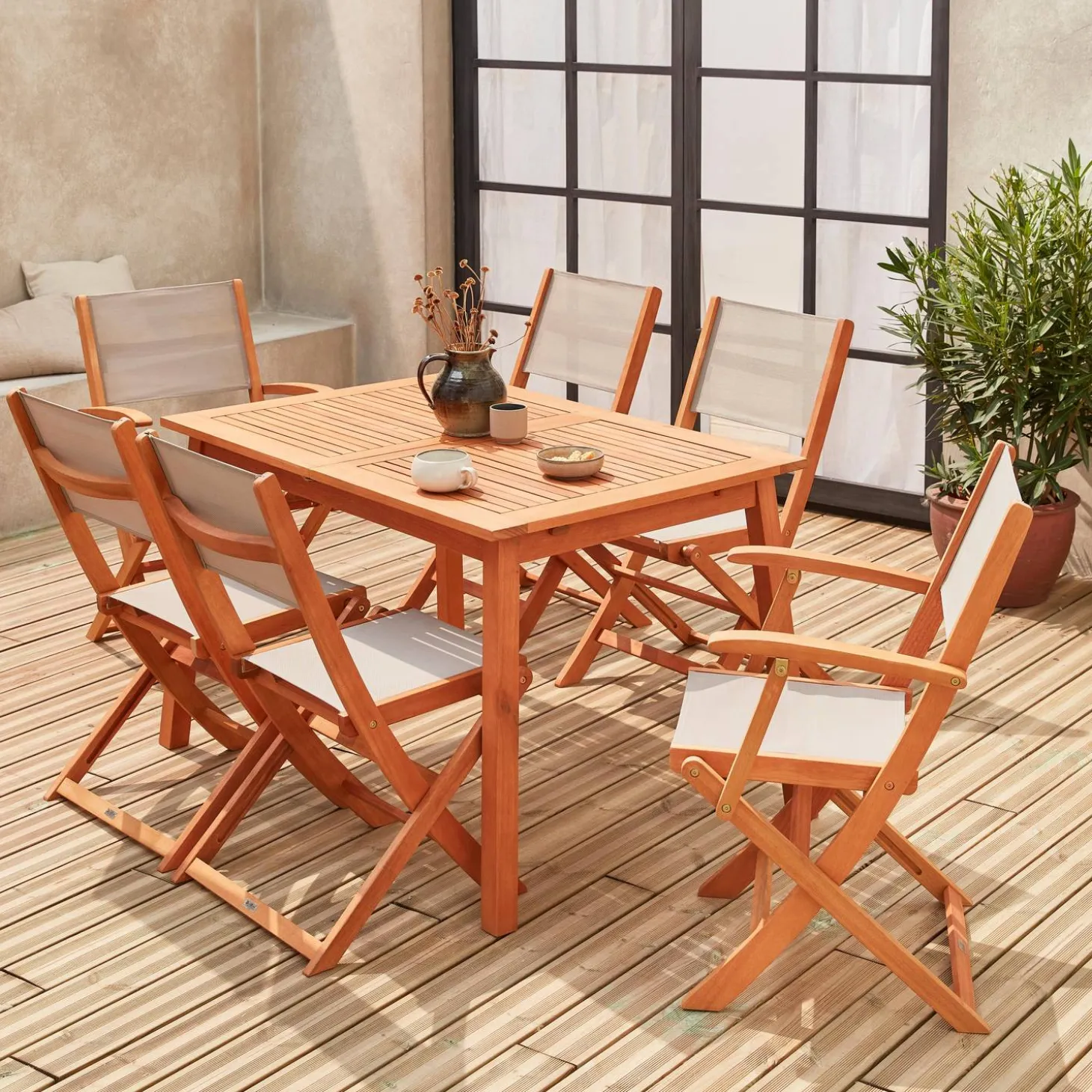 Conjunto de jardim com mesa extensível em madeira com 6 cadeiras