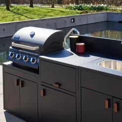Cozinha exterior com churrasqueira a gás com 4 queimadores