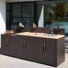 Cozinha exterior com 3 módulos em aço e decoração em madeira