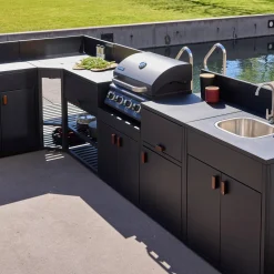 Cozinha exterior em aço com 6 módulos e Churrasqueira a gás de 4 queimadores