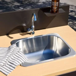 Cozinha externa em aço e decoração em madeira 1 pia 2 portas 1 gancho 80cm