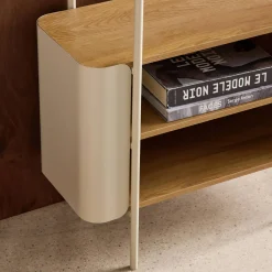 Estante de biblioteca em metal com acabamento em madeira e 6 prateleiras