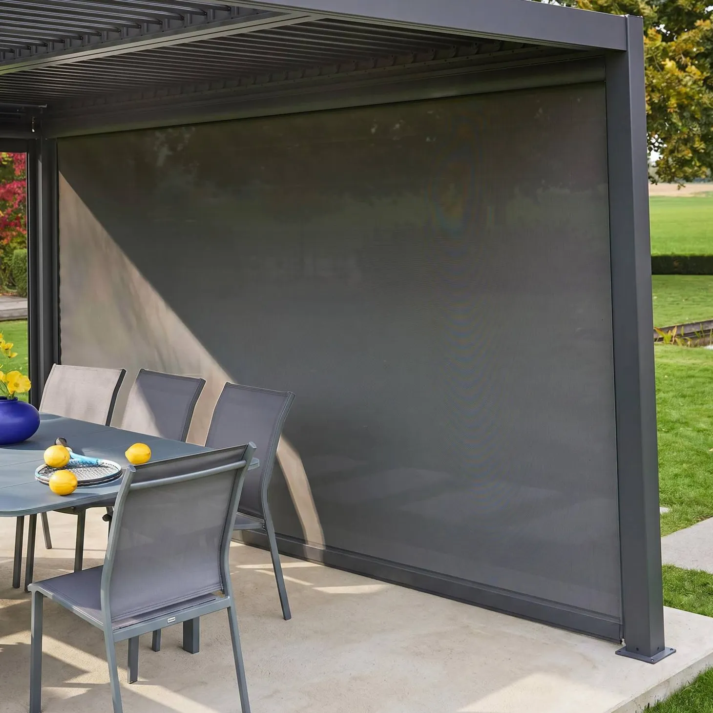 Estore lateral de enrolar em alumínio e textilene para pérgola bioclimática, 4m