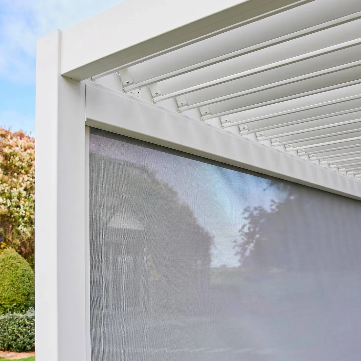 Estore lateral de enrolar em alumínio e textilene para pérgola bioclimática, 4m
